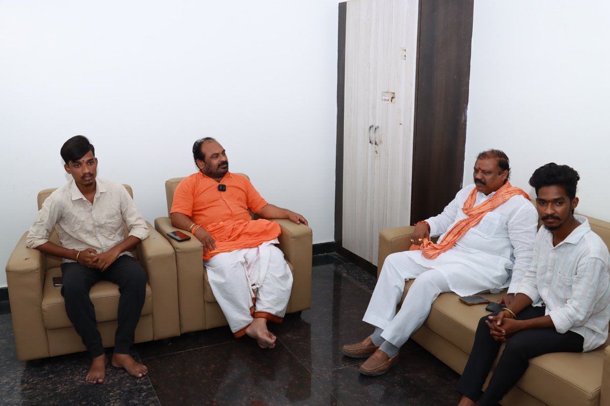 BJP4Telangana's tweet photo. హన్మకొండ జిల్లా సామ జగన్ మోహన్ స్మారక భవన్ లో ABVP నాయకులను కలిసి శాసనమండలి ఉపఎన్నికల్లో విజయం కోసం మద్దతు కోరిన ఖమ్మం ,వరంగల్, నల్లగొండ పట్ట భద్రుల బిజెపి ఎమ్మెల్సీ అభ్యర్థి @GujjulaPremend2 గారు.
మొదటి ప్రాధాన్యత (1) ఓటుతో విజయానికి కృషి చేస్తామన్న ABVP నాయకులు.
#GPR4MLC #GraduatesMLC #Vote4GujjulaPremender