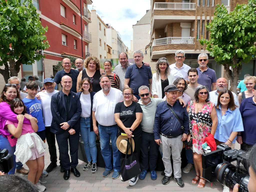 esquerratgn's tweet photo. Avui a #Torredembarra al costat de @junqueras, @TomasMolinaB i @HelleKettner‼️

El #9J ens toca triar una Europa que defensi les nacions lliures, el benestar de les persones i el planeta!

Una #EuropaRepublicana de justícia i llibertat✊🏻 https://t.co/OCTd5qYwCj