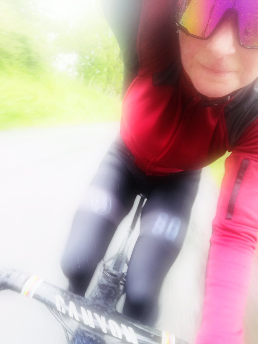 Drizzle or Rain? Either way I'm wet 😂☔

#cycling #cyclinglife #bikes #bikesofinstagram #bikeride #training #mycanyon #canyon #knockaround #knockaroundsunglasses #getoutside #getoutmore #rainbowstripes #worldchampion #makethemostofit