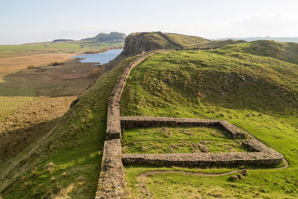 🚨 New Ancients Ep! 🚨 The story of HADRIAN'S WALL with @wallcurator 💥Its origins c.1900 years ago 💥The layout of the wall and its many defences 💥The lives of those who lived on this great frontier of the Roman Empire. 💥And much more! 🎙️ open.spotify.com/episode/2D2NNN…