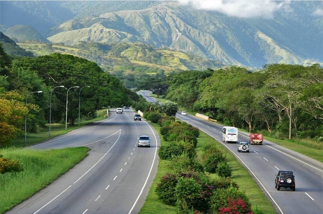 De mis recientes viajes a Caracas, lo que más disfruto es este tramo. Parece que entro a otro pais. Le han puesto muchísima dedicación y cariño.
De los paisajes más hermosos de Venezuela. Los arboles de Saman y, otras especies, parecen sacados de la película Avatar.