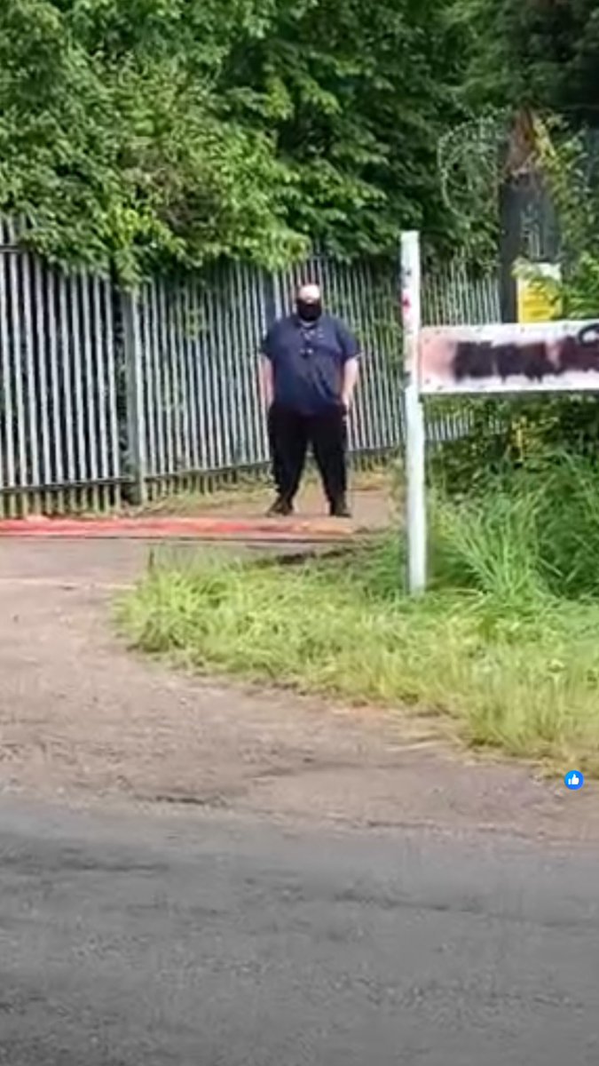 Class MBR Acres security. Smiling away, masked up, hands in pockets, untroubled, clearly defiant, clearly unafraid. Is that an SIA lanyard 🤔 can’t quite see it🤔 #angelawalkerreports #MBRAcres #campbeagle @LordsSTCom @CommonsSITC @SIAuk @griffitha @ElliotColburn @ChiOnwurah 👇📢