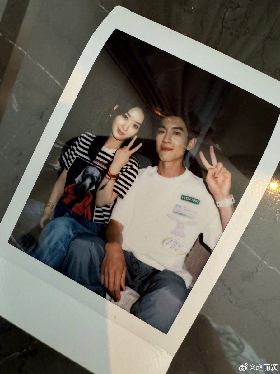 #ZhaoLiYing (#ZaniliaZhao) share polaroid photo with #LinGengXin (#KennyLin).

~Weibo 25 May 2024~