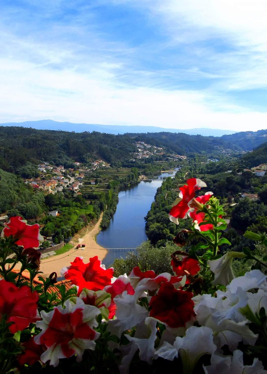 Penacova Para a conhecer é preciso chegar e perder-se entre vales, respirar o ar puro da serra e do rio, deixar o verde da paisagem invadir os nossos sentidos. Veja mais detalhes em nosso vídeo: youtu.be/uHtTwTW0H08