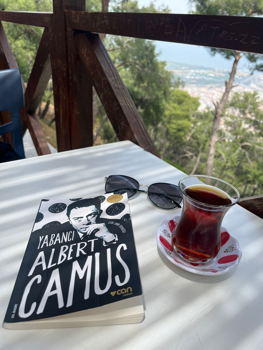 'Umut, koşup giderken bir sokağın köşesinde, daha kurşun havadayken vurulup ölmekti.'

#albertcamus 
#yabancı
Camus, en yalın en samimi haliyle ruh halini yansıtmış bu romanında.