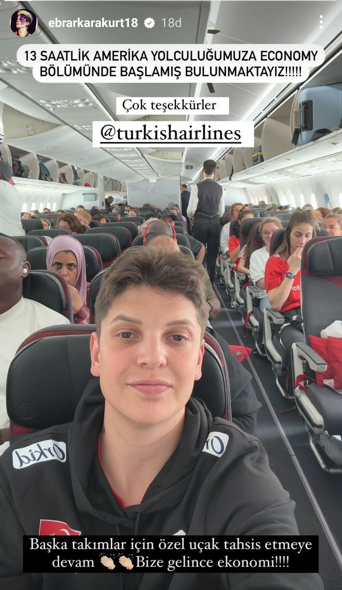 🇹🇷Ebrar Karakurt '13 saatlik Amerika yolculuğumuza Economy bölümünde başlamış bulunmaktayız!!! Çok teşekkürler @TurkishAirlines Başka takımlar için özel uçak tahsis etmeye devam 👏👏 Bize gelince ekonomi!!!' #FileninSultanları #VNL2024