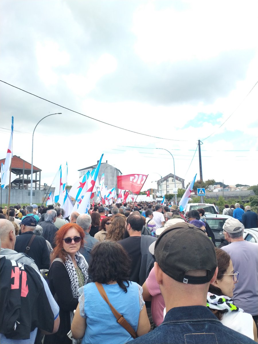 DeAquitania's tweet photo. Palas de Rei ateigado defendendo o noso monte, a nosa Ría, a nosa Terra #AltriNon
13:20 e Ainda está cheghando xente!! 💪🏼💪🏼💪🏼 https://t.co/q4q9xzD5SN