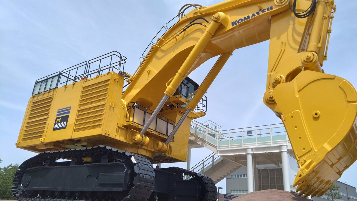 IEUa9T1ksvYR4Qm's tweet photo. コマツ粟津工場開放デーの後は小松駅前の超大型ダンプ930eと、超大型パワーショベルPC4000を見学して来ました。🙂

ここには何度も来ていますが、今回初めてダンプの下に入る事が出来ました。😀👍(昨年まで入れませんでした)

#こまつの杜
#超大型ダンプ
#超大型パワーショベル
#930e
#PC4000 https://t.co/Z3aY2c7JPB
