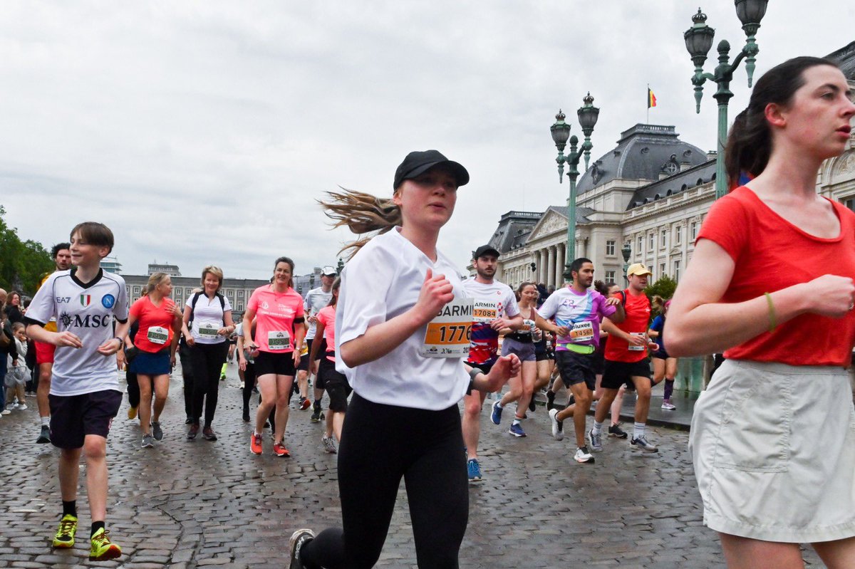 👟 Sport is goed voor lichaam én geest! Die boodschap brengt de Koningin al vele jaren. Vandaag neemt de Koningin deel aan de 44ste editie van de 20km door Brussel om dit kracht bij te zetten. 🙌 Proficiat aan alle 45.000 deelnemers!