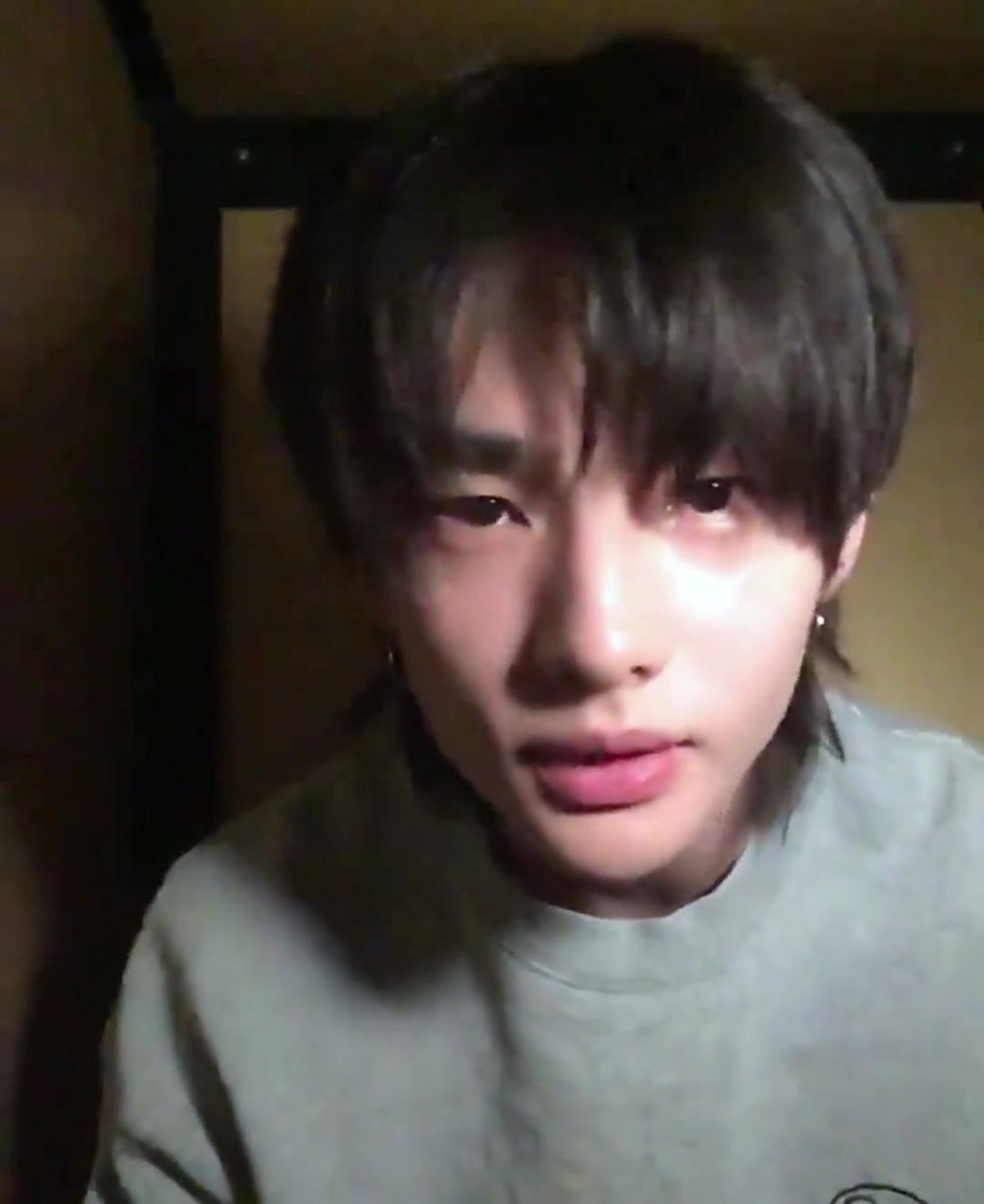 아니근데 배경이 ㅅㅂ 뭔 독서실처럼 사방으로 꽉막혀있어서 시험기간에 돌아버린대딩이 틱톡찍고잇는것같아서 존웃