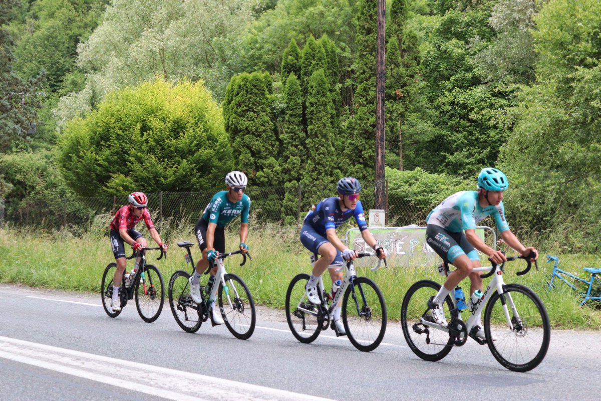 🎢 Inicio movido en la etapa final de #AlpesIsèreTour con Eugenio Sánchez como protagonista 

✌️ Primero en una fuga inicial que hizo el ascenso del Col de Porte y, tras una reagrupación, en una nueva escapada de cuatro ciclistas 

📍 1’00” de ventaja a 120km de meta