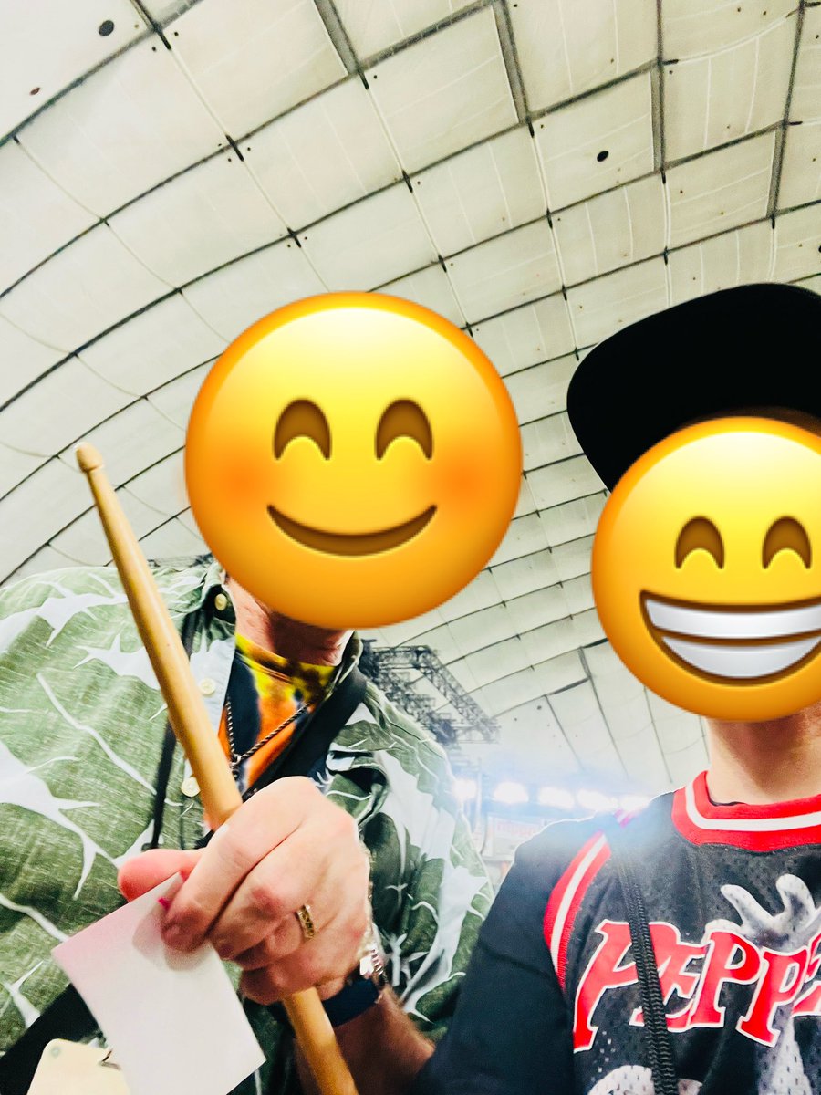 大学の恩師がステージ袖で観ててクソ笑った🤣世の中 狭過ぎ😂

開演前に昔と変わらぬ私服でステージ袖に行く勇姿を目撃して爆笑

ツアー関係者が従兄弟らしい! 終演後に声掛けたら、チャドからスティック貰ってて笑った😆

次は先生のコネを使い Family &amp; Friends枠でステージ袖から観たい!🤣#レッチリ