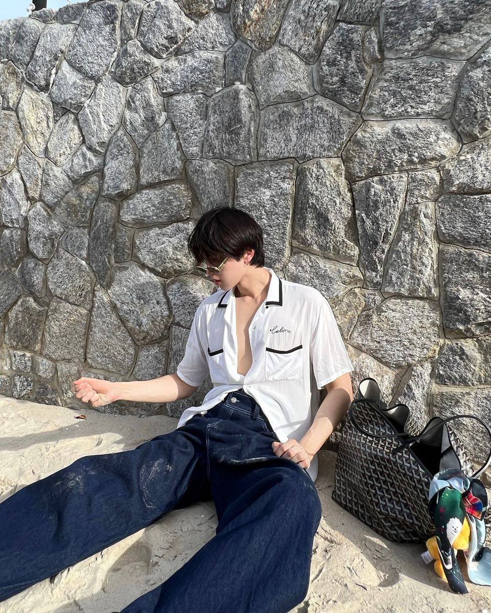 JarRaVee1's tweet photo. ก็ว่าอยู่ตอนที่น้องดังลงรูปอะ เสื้อตัวนี้มัมคุ้นๆ 
��าเคเก็ทละ🙂‍↕️ 

#จุงอาเชน #dunknatachai #จุงดัง https://t.co/ZGJSU44jYz