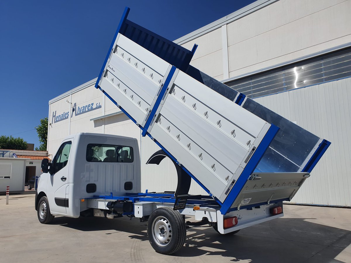 Carrocería abierta fabricada completamente en acero, con frontal delantero cerrado, laterales y sobrelaterales de aluminio, forrados con chapa galvanizada. Con trampilla trasera abatible y sistema basculante hidráulico con central eléctrica. Más info en tinyurl.com/3hw3hmza