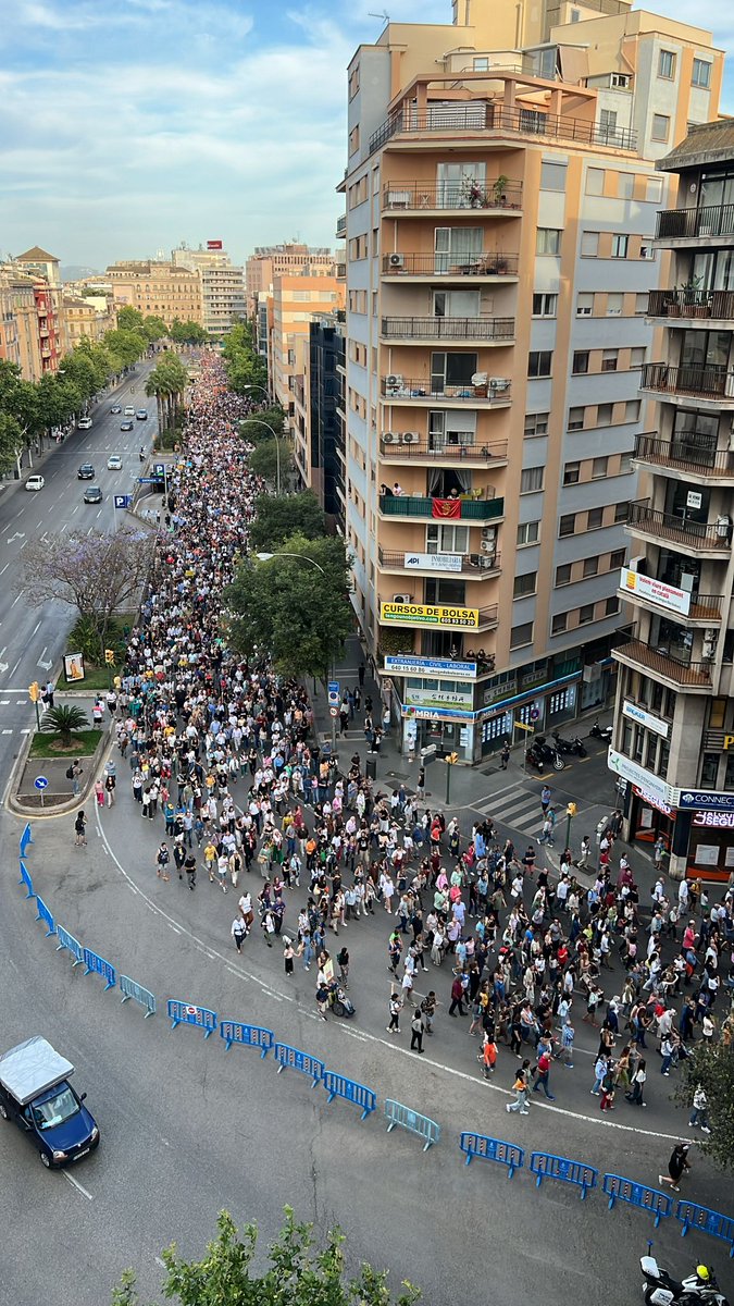 I mentre arriba el dia que el poble ho podrà tot. 
Anam caminant !
Qui estima Mallorca no la destrueix!