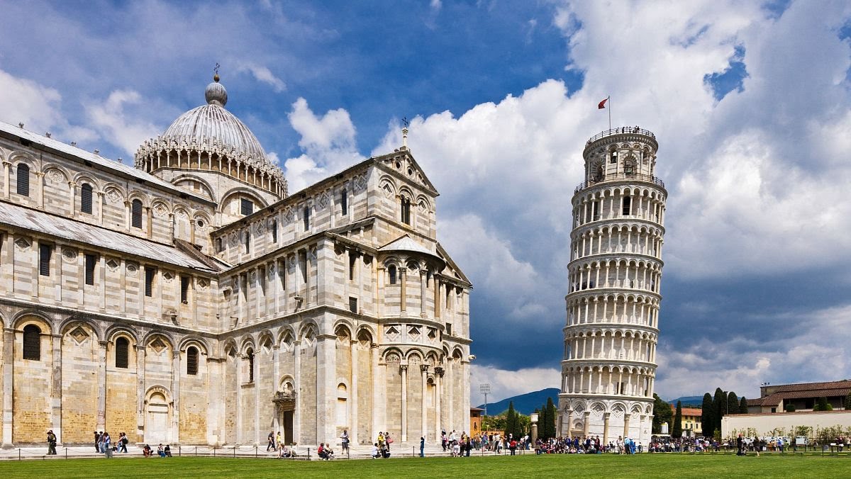 Fueron necesarias 3 etapas y 177 años para construir la Torre de Pisa. El arquitecto Bonanno Pisano inició su construcción en 1173 con la primera planta. Con la construcción de la tercera planta en 1178, la torre se inclinó 5 cm. hacia el sudeste, debido al subsuelo inestable