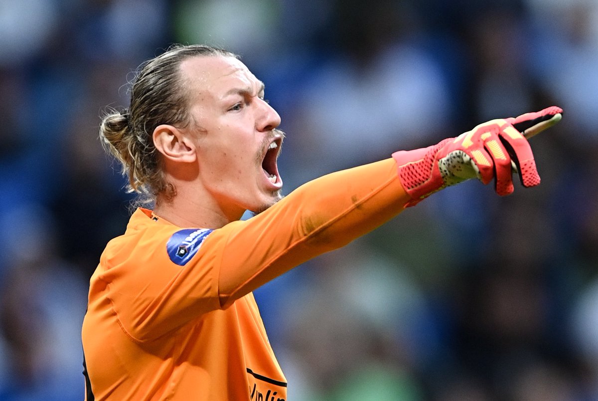 ActuFoot_'s tweet image. 🚨 Le PSG est en passe de boucler l’arrivée de Matvey Safonov 🇷🇺 ! ❤️💙

Le gardien russe de Krasnodar devrait débarquer à Paris pour 20 M€ bonus compris. 💰

Il remplacerait Keylor Navas. 🧤

(@FabrizioRomano)