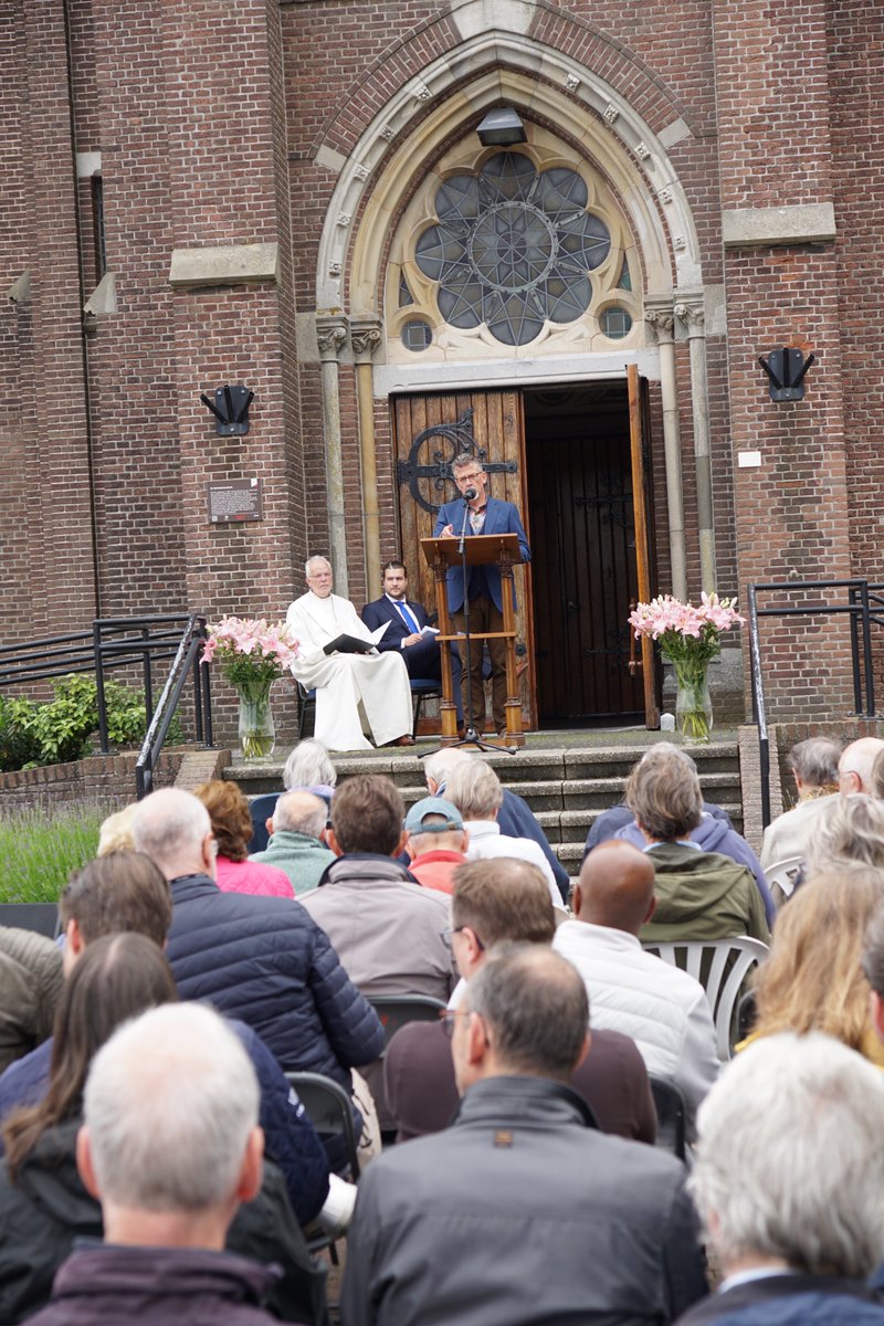 PietOverduin's tweet photo. Mooie oecumenische Openluchtdienst vandaag in Voorhout https://t.co/KjfokgXA1D