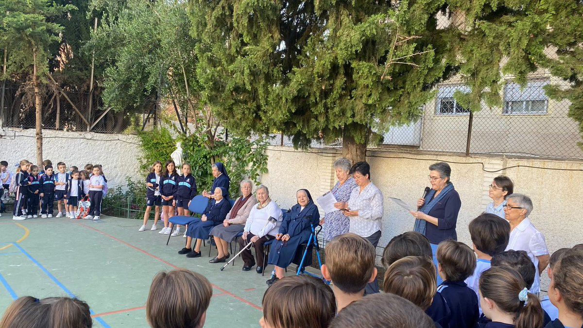 Entramos en la última semana de mayo, el mes dedicado a María. Este viernes pudimos disfrutar de la compañía y experiencia de las Hijas de Cristo Rey en el rezo del #rosario. ¡148 años de entrega y amor! #FEJG #cristoreyjaen #contigo #hijasdecristorey