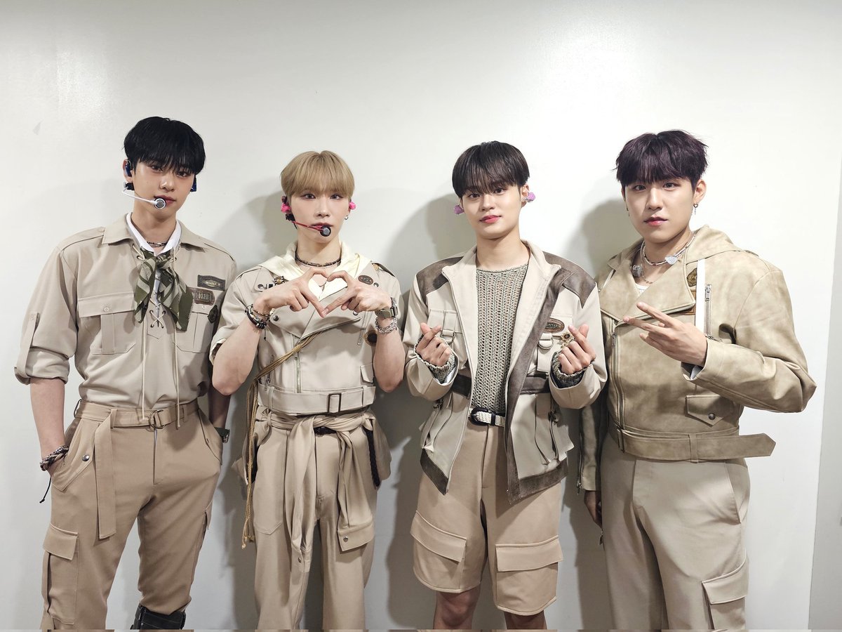 AB6IX's tweet image. [📷]
240526 2024 AB6IX FAN CONCERT 'Find YOU' DAY 2 🖤
오랜만에 ABNEW와 무대에서 함께할 수
있어서 너무너무 신나는 시간이 되었어요💕
오늘의 기억 영원히 간직해요😎✨
집 조심히 들어가세요 🫡❣️

#AB6IX #에이비식스
#Find_YOU