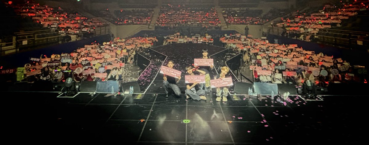 AB6IX's tweet image. [📷]
240526 2024 AB6IX FAN CONCERT 'Find YOU' DAY 2 🖤
오랜만에 ABNEW와 무대에서 함께할 수
있어서 너무너무 신나는 시간이 되었어요💕
오늘의 기억 영원히 간직해요😎✨
집 조심히 들어가세요 🫡❣️

#AB6IX #에이비식스
#Find_YOU