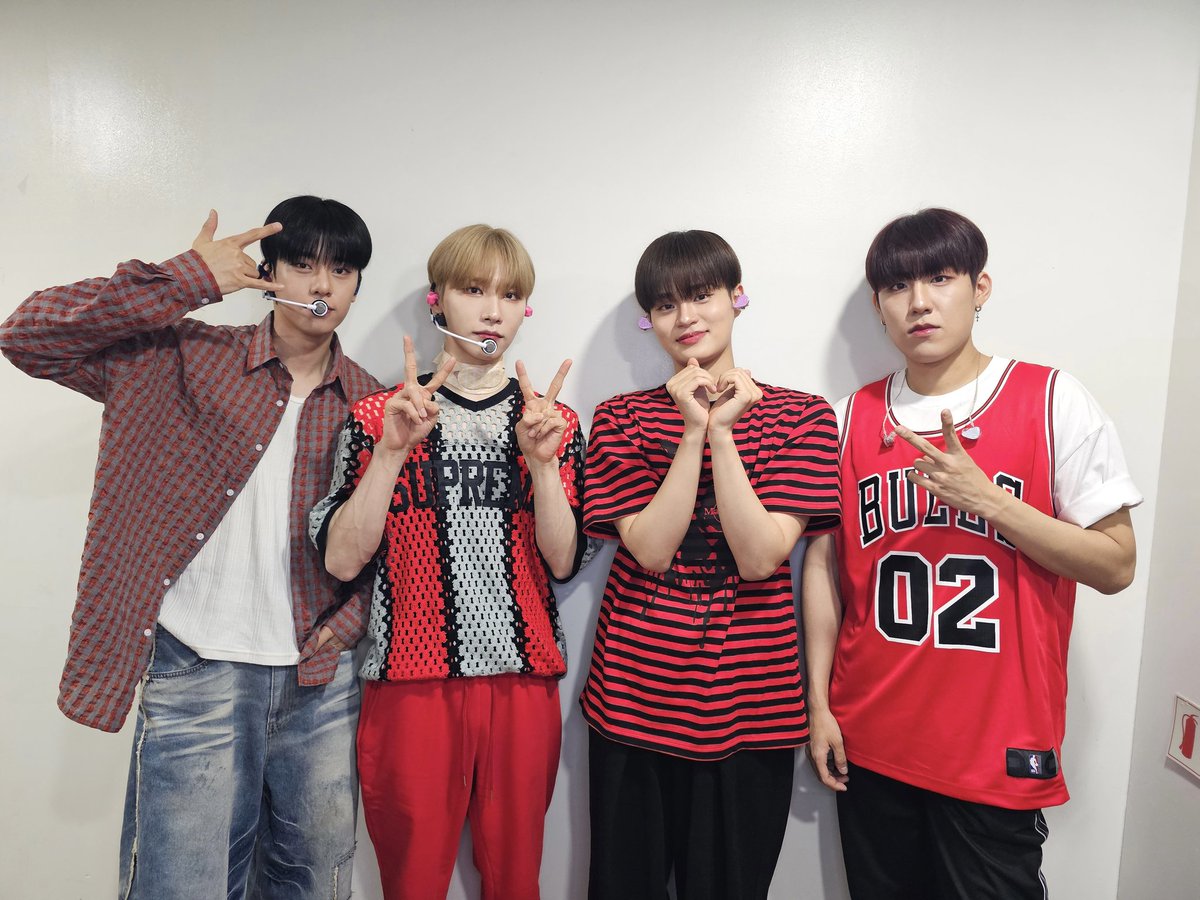 AB6IX's tweet image. [📷]
240526 2024 AB6IX FAN CONCERT 'Find YOU' DAY 2 🖤
오랜만에 ABNEW와 무대에서 함께할 수
있어서 너무너무 신나는 시간이 되었어요💕
오늘의 기억 영원히 간직해요😎✨
집 조심히 들어가세요 🫡❣️

#AB6IX #에이비식스
#Find_YOU