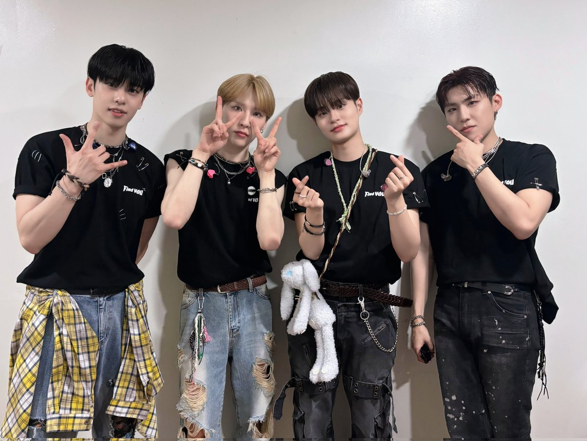 AB6IX's tweet image. [📷]
240526 2024 AB6IX FAN CONCERT 'Find YOU' DAY 2 🖤
오랜만에 ABNEW와 무대에서 함께할 수
있어서 너무너무 신나는 시간이 되었어요💕
오늘의 기억 영원히 간직해요😎✨
집 조심히 들어가세요 🫡❣️

#AB6IX #에이비식스
#Find_YOU