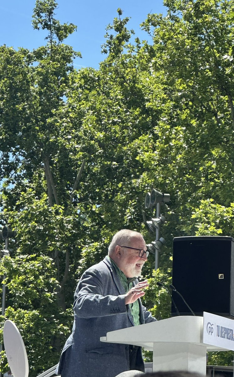 JesusJCarnero's tweet photo. Hoy  en #Madrid, en la #PuertaDeAlcalá defendiendo la #libertad la #igualdad y el #estadodederecho con Fernando Savater @cayetanaAT @elpulpoCOPE Todos con @NunezFeijoo @ppopular 
🇪🇸🇪🇺 #EspañaResponde #TuRespuesta #9J https://t.co/1IBIAHnhvI