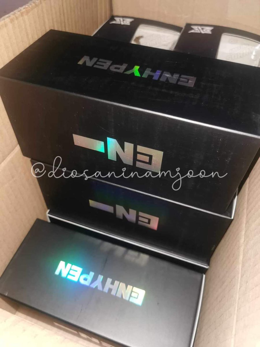 DiosaNiNamjoon's tweet photo. WTS/LFB 🇵🇭
ENGENE BONG
SEALED (2pcs left)
READY TO SHIP (JRS/SDD)
DM FOR INQUIRIES
#ENHYPEN #ENGENE #LIGHTSTICK #ENGENEBONG #BENCHxENHYPEN #ASweetExperienceWithBENCH https://t.co/1OYpuxa8rc