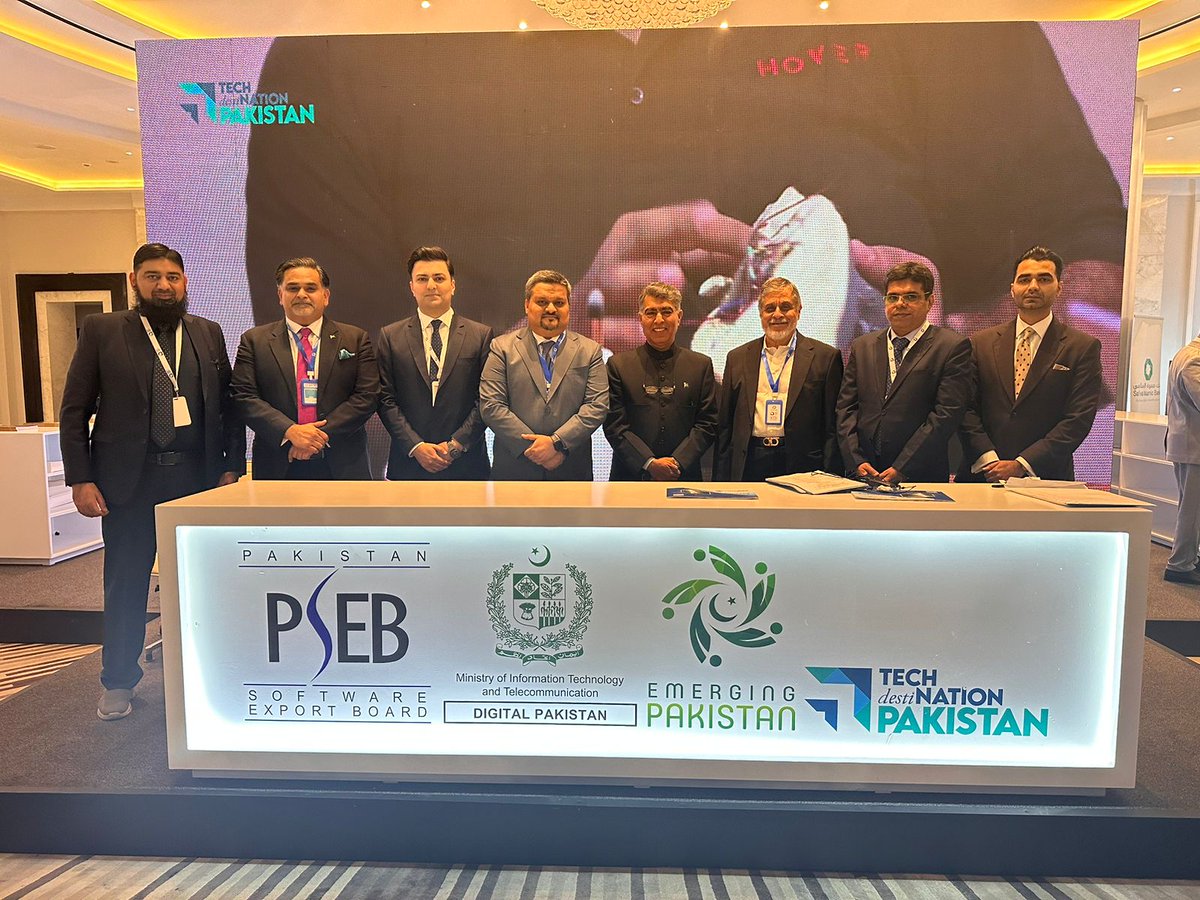 PK_Trade_Jordan's tweet photo. Ambassador Maj-Gen M. Ajmal Iqbal (Retd) engaged with Pakistani businesses, and international delegations at Invest in Digital Economy Forum held at Amman, Jordan. H.E. emphasized on global collaboration and highlighted Pakistan's tech prowess. @mincompk @PakinJordan @PSEB https://t.co/6ZkdPgiOLI