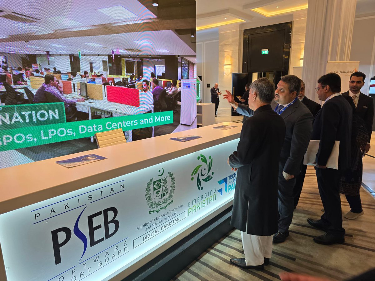 PK_Trade_Jordan's tweet photo. Ambassador Maj-Gen M. Ajmal Iqbal (Retd) engaged with Pakistani businesses, and international delegations at Invest in Digital Economy Forum held at Amman, Jordan. H.E. emphasized on global collaboration and highlighted Pakistan's tech prowess. @mincompk @PakinJordan @PSEB https://t.co/6ZkdPgiOLI