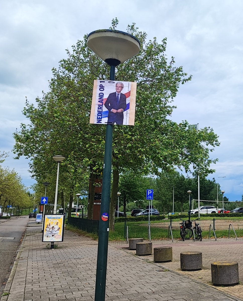 Alle borden en posters hangen! Over 11 dagen (6 juni) gaan we allemaal PVV stemmen! De Nederlander moet weer op 1 staan! ❤️🇳🇱 #PVV #Wilders #NederlandOp1