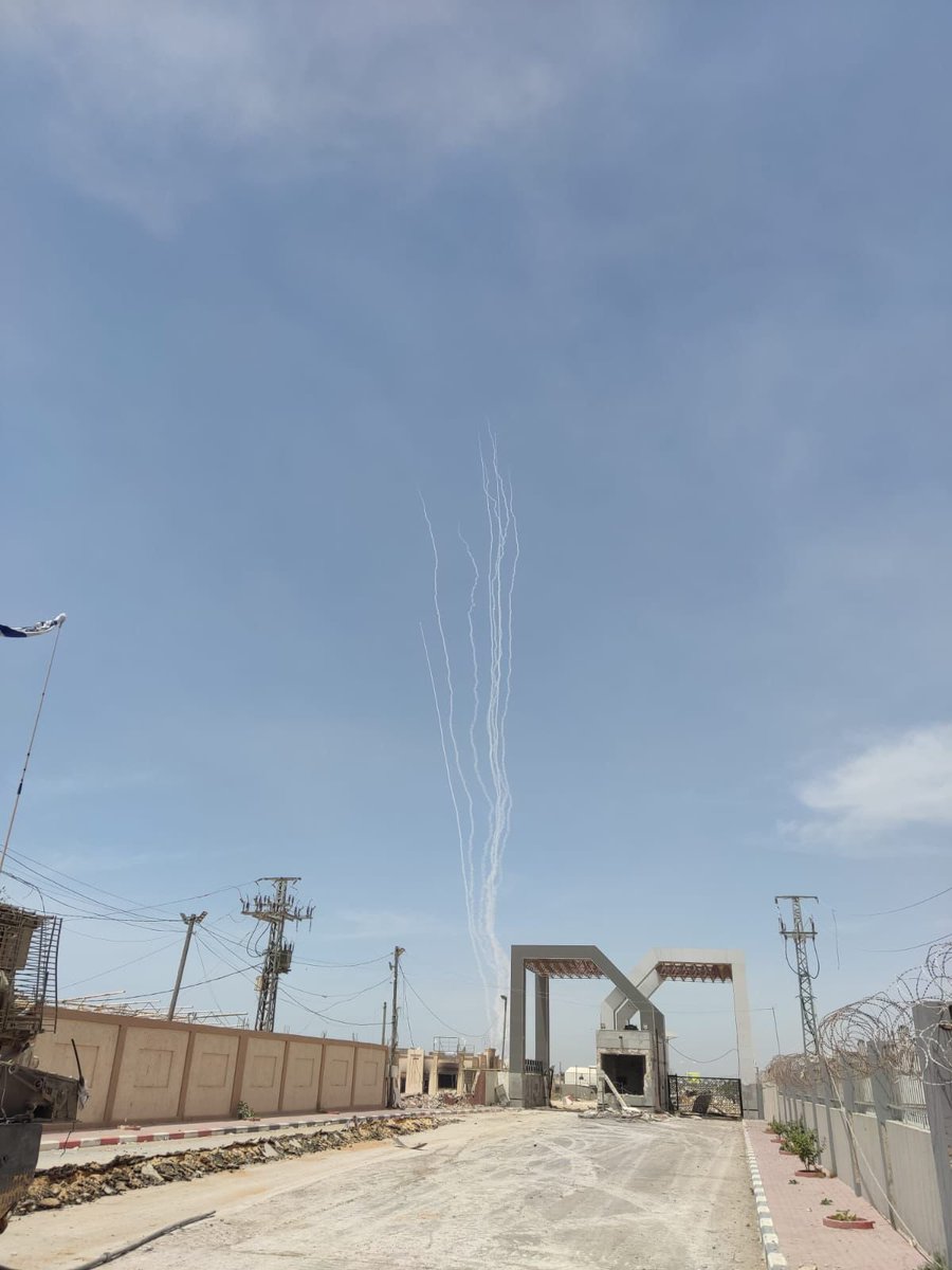🔴A barrage of rockets was launched from Rafah toward central Israel moments ago. 

Humanitarian aid has been going into Gaza through the Kerem Shalom Crossing this morning, and now rockets are being fired at central Israel.

This is what it looked like from the Rafah Crossing:
