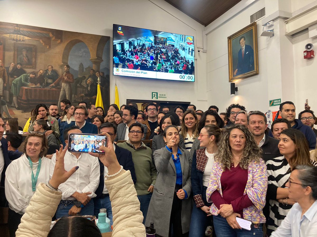 jpcamachobogota's tweet photo. Gracias al compromiso de los concejales de Bogotá y el equipo del gobierno distrital se ha aprobado en primer debate el Plan de desarrollo más concertado de la historia.
Es un orgullo pertenecer a este gran equipo, gracias Alcalde @CarlosFGalan 
@MSilvaMoyano @GAquinteroA 

#BogotáCaminaSegura