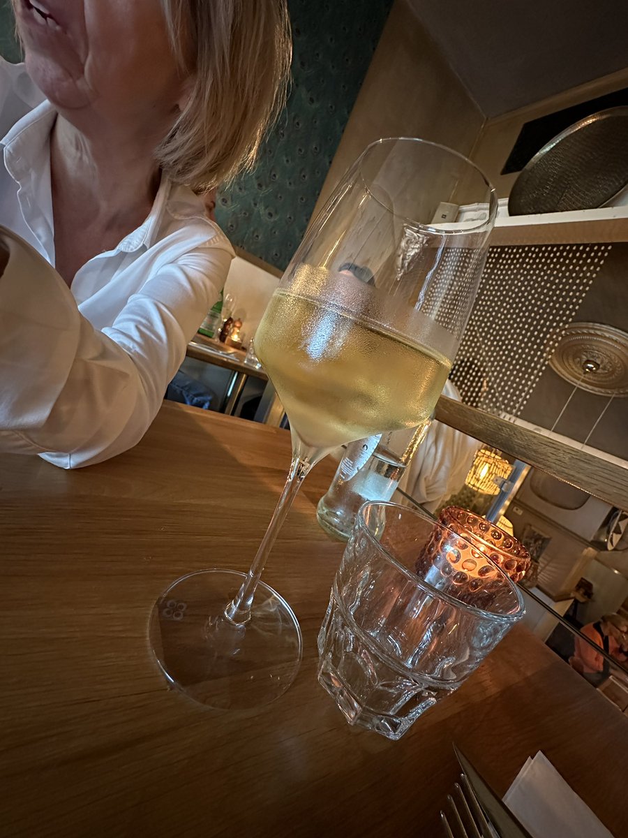 Toob_Alers's tweet photo. Even “shoppen” in Haarlem. Tijd niet geweest in deze stad.
Pakken gelijk even lekker een ‘lunch’ bij Metzo.
#zondag #winkelen #metzo https://t.co/Wit3TP0JUC