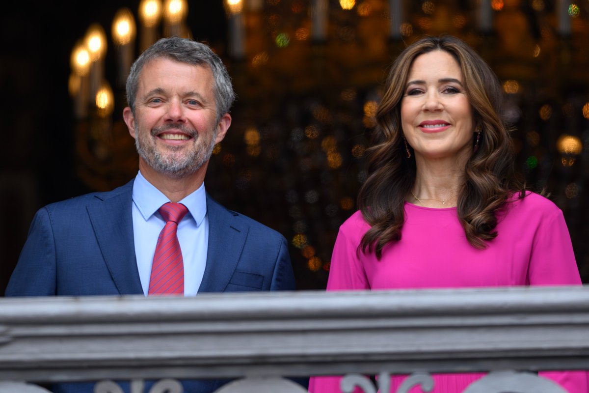 King Frederik of Denmark celebrates hsi first birthday as monarch with an appearance on the palace balcony in Copenhagen #Royal #happybirthday #kingfrederik