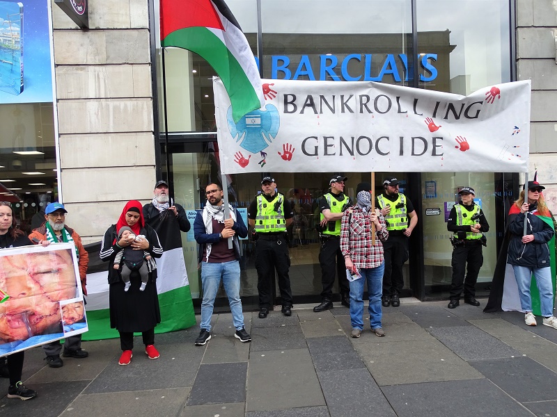 A few photos from yesterday's protest in Glasgow against Barclays Bank's massive investments in genocide. Very powerful protest that shut Barclays down. Shame we're only able to post 4 photos on titter but will put up a few posts...
@ggectee 
#BoycottBarclays