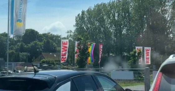 Warum flaggt @rewe_group in Eckernförde die Regenbogenflagge?