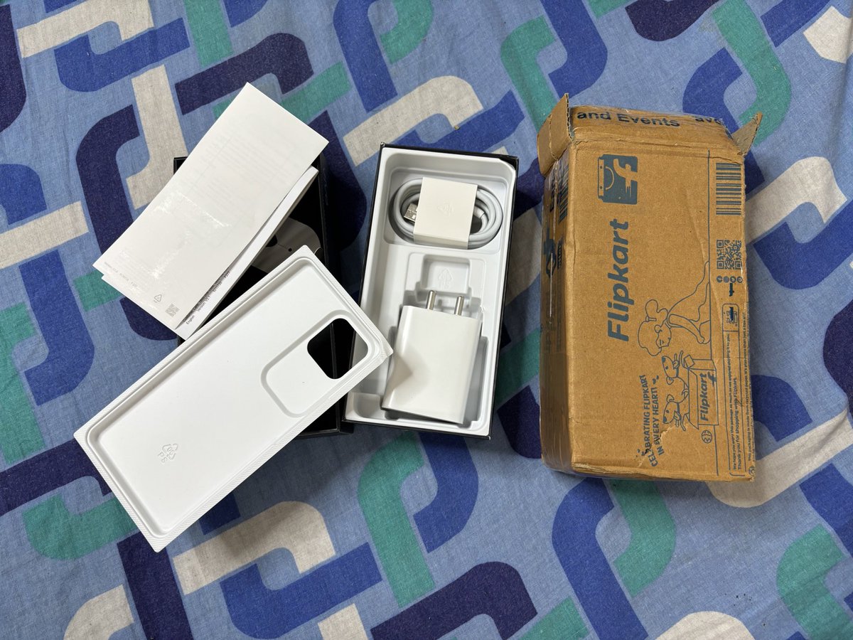 @naman_nan sir sent me the vivo v30 smartphone via @ShiprocketIndia & @shadowfax_in but the phone is missing in the box. The delivery guy says that ‘We can’t do anything on it’s Please retweet 🙏