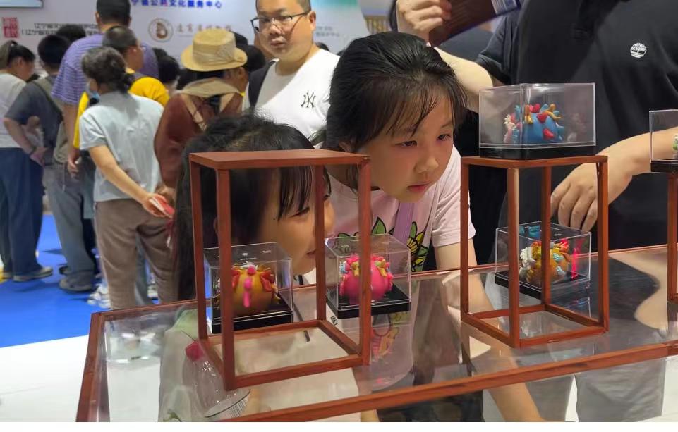 In the Liaoning Exhibition Area of the 20th China (Shenzhen) International Cultural Industries Fair, visitors can enjoy Liaoning’s intangible cultural heritage skills, such as dough sculpture, ceramics and cloisonne.