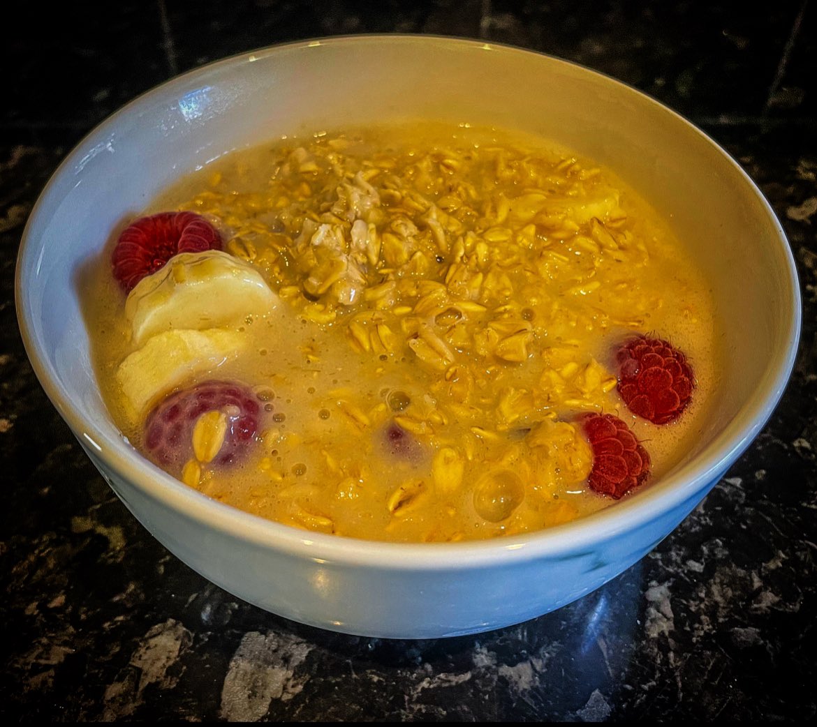 Start of the day earlier with plain oats and protein vanilla powder with banana and raspberry.
#for more recipes  subscribe to #bajfitness

#breakfastofchampions #breakfast #foodie #breakfastideas #breakfasttime #foodstagram #breakfastlover #foodphotography #yummy