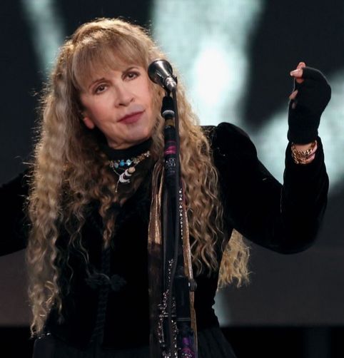 📲| Stevie Nicks wore a "The Tortured Poets Department" bracelet during her concert