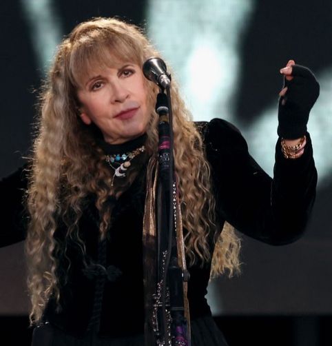 📲| Stevie Nicks wore a 'The Tortured Poets Department' bracelet during her concert