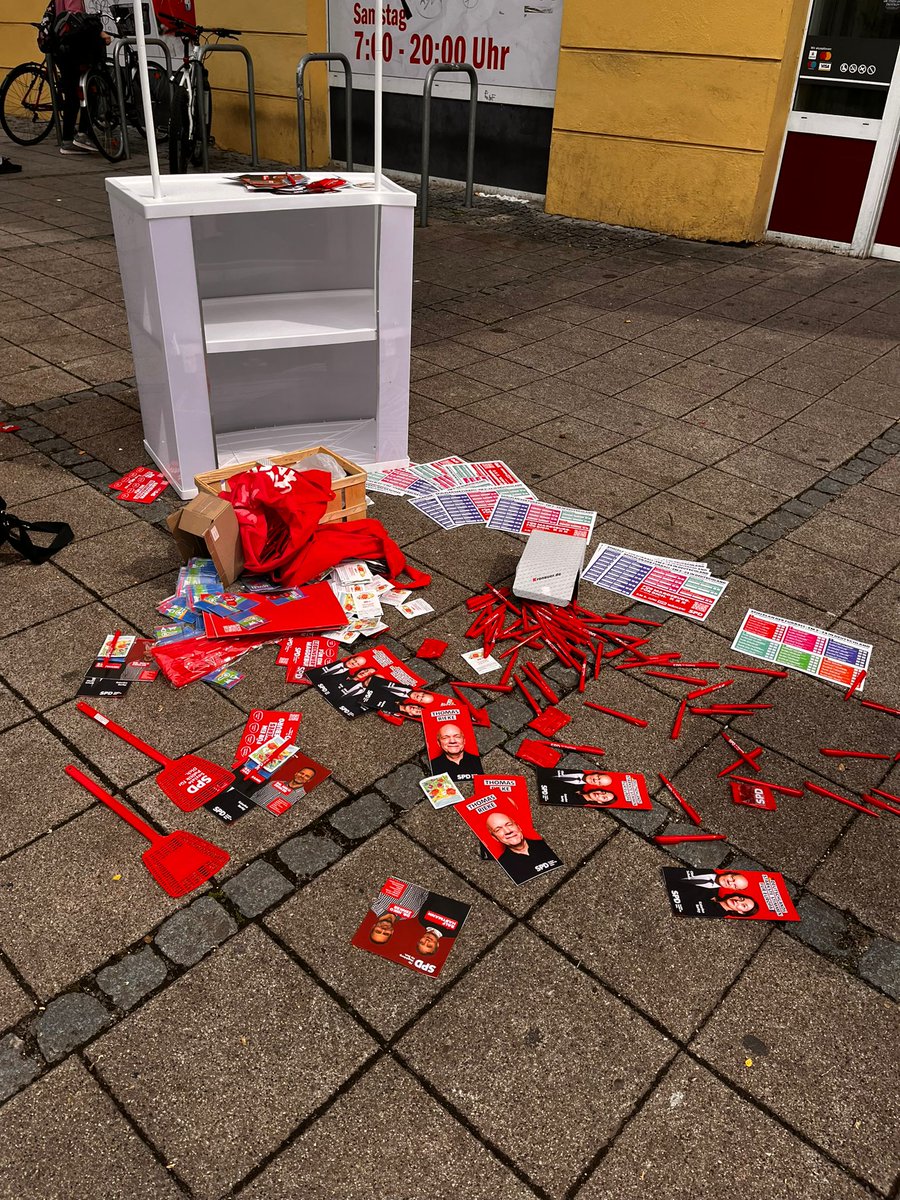 Soli mit der CDU, die gerade diesen schlimmen Cyberangriff auf ihre Umfrage aushalten musste - bleibt stabil! 🙏
So sah übrigens der Wahlkampfstand der Genossen aus Südost nach dem letzten "Besucher" gestern aus: