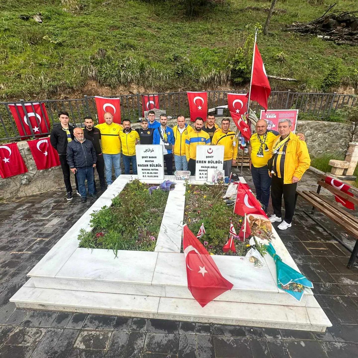 Trabzonspor-Ankaragücü maçı için Trabzon'a gelen Ankaragücü taraftarları şehit Eren Bülbül'ün mezarını ziyaret etti.