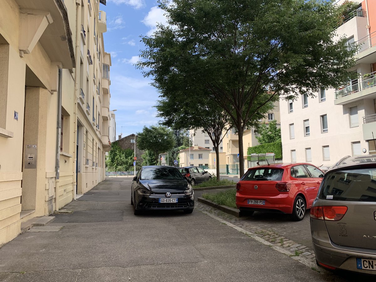 Alors désolé mais après avoir discuté avec le propriétaire toujours pas de changement je passe en mode tradition française. Il est garé sur ce trottoir tous les week-end. Et personne ne l’a jamais sanctionné … Pourquoi s’arrêter ? <a href="/prefetrhone/">Préfète de région Auvergne-Rhône-Alpes et du Rhône</a>