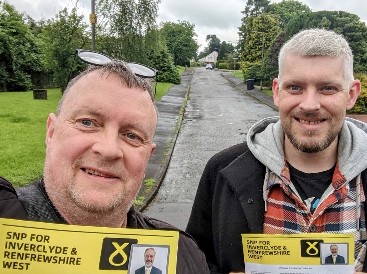 LinwoodAndCSNP's tweet image. 200+ leaflets delivered with Cllr @RobertInnes in Craigends today for @RonnieCowan MP :-) More over next few days! #ActiveSNP #VoteSNP #GE2024