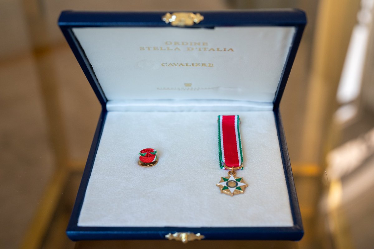 نبارك لصاحب السمو السيد الدكتور كامل بن فهد آل سعيد -عضو مجلس إدارة دار الأوبرا السلطانية لتكريمه بوسام نجمة إيطاليا برتبة فارس من قبل سعادة السفير بييرلويجي ديليا سفير الجمهورية الإيطالية لدى السلطنة،وذلك تقديراً لإسهامات سموّه البارزة في الدبلوماسية الثقافية من خلال عمله بالدار