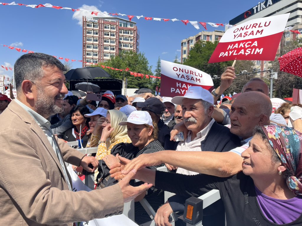 veliagbaba's tweet photo. Emekliler sadaka değil hakkı olanı istiyor!

#EmekliKartDeğilZamİstiyor https://t.co/fG68RVA4qb