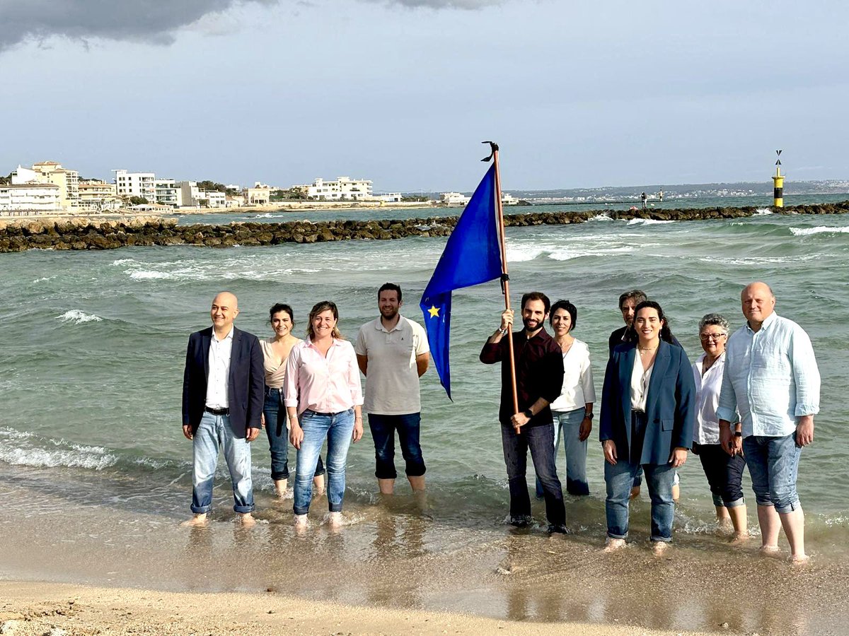 És hora que Europa es banyi per les illes 🇪🇺
Dia 9 de juny exerciu el vostre vot! Toca alçar la veu a Europa 🗳️ <a href="/CEUScoalition/">CEUS - Coalición por una Europa Solidaria</a> <a href="/ElPi_IB/">El Pi-Proposta per les Illes Balears</a>  <a href="/Prunes_i_Moya/">Jordi Prunés i Moyà</a> <a href="/gloriaferrari/">Gloria Ferrari Pons</a> <a href="/isabeljaume/">Isabel Jaume</a> <a href="/bqb_14/">Biel Quetglas</a>